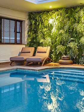 Hotel dengan kolam renang dalaman